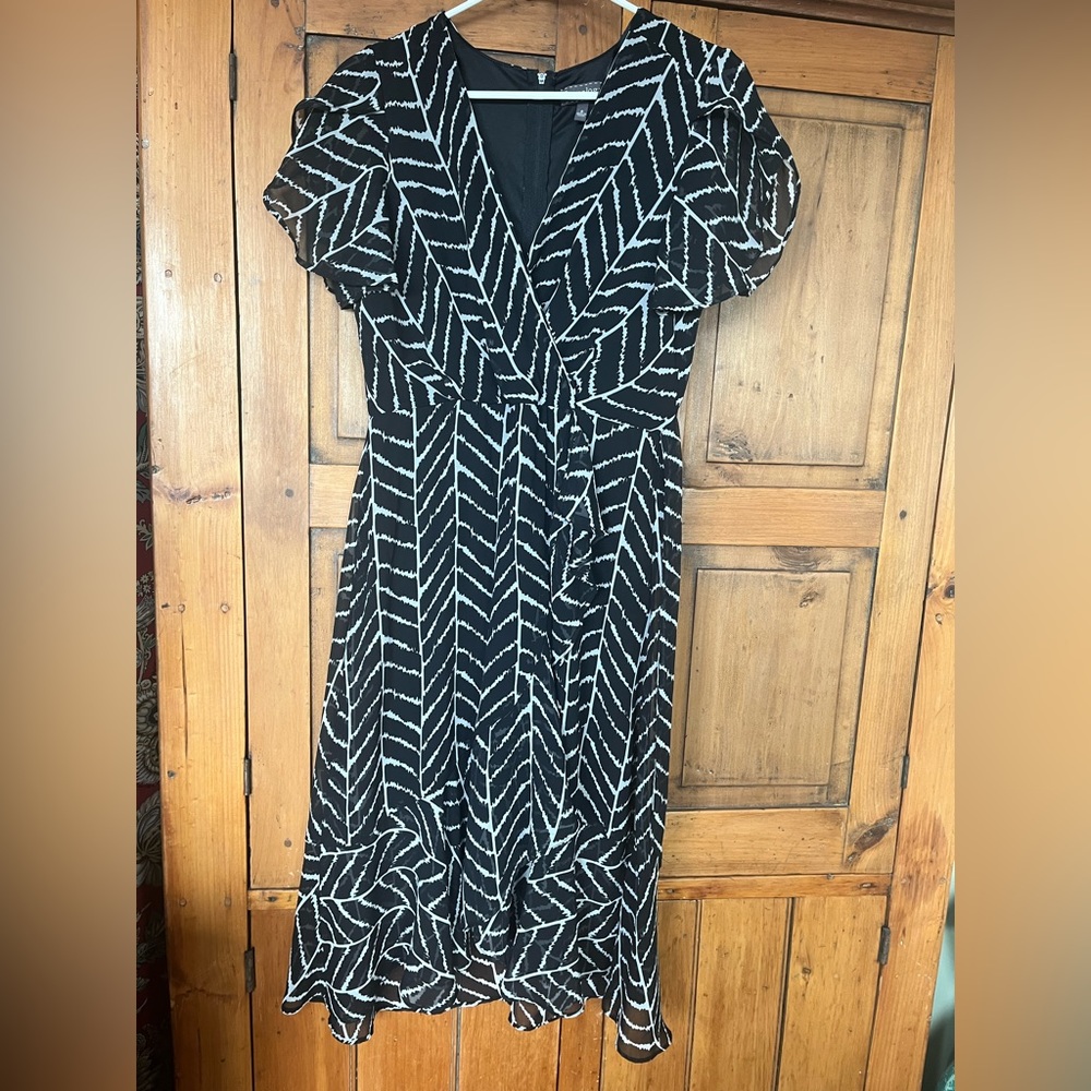 Luxology size 8 women’s black and white midi dress.
